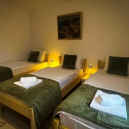 Aryan Ostanak kod kuće Porec