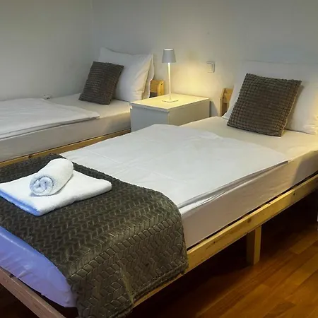 Aryan Ostanak kod kuće Porec